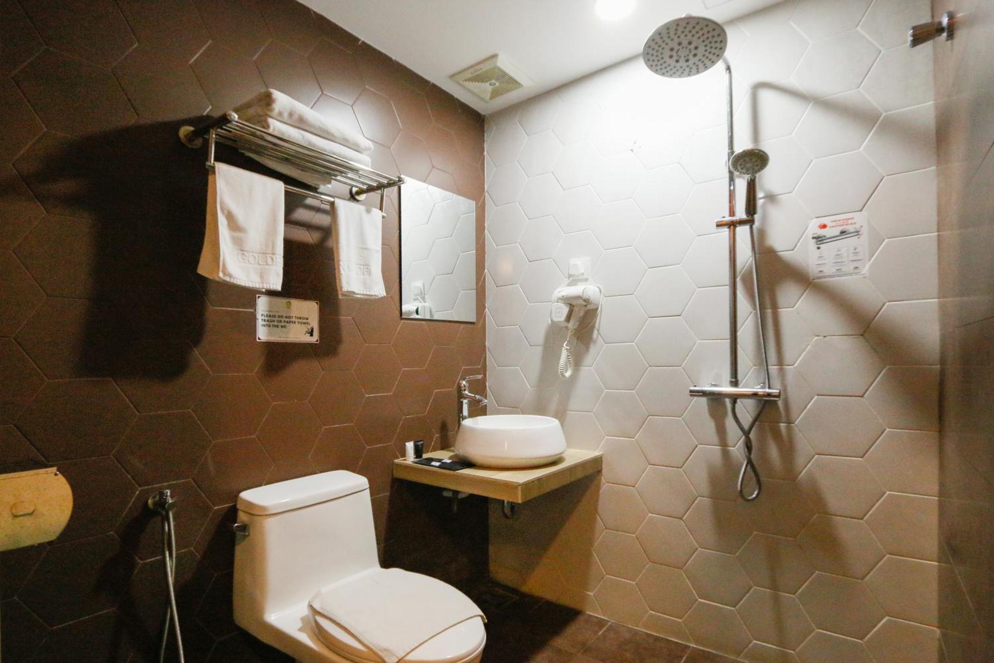 Golden Roof Hotel, Seri Iskandar Extérieur photo