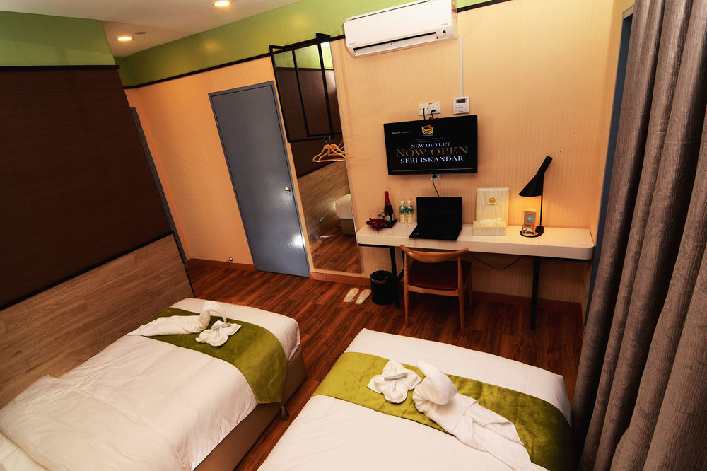 Golden Roof Hotel, Seri Iskandar Extérieur photo