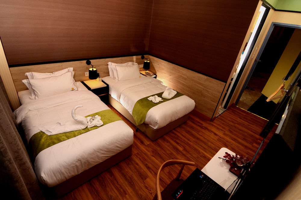 Golden Roof Hotel, Seri Iskandar Extérieur photo